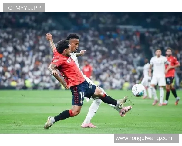 西甲激战：拜仁与曼联战成平局乌龙球引发争议判罚全场沸腾