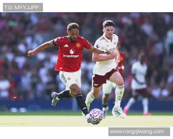 英超焦点战曼城与曼联战成平局争议判罚引发全场热议 英超焦点战曼城与曼联战成平局争议判罚引发全场热议