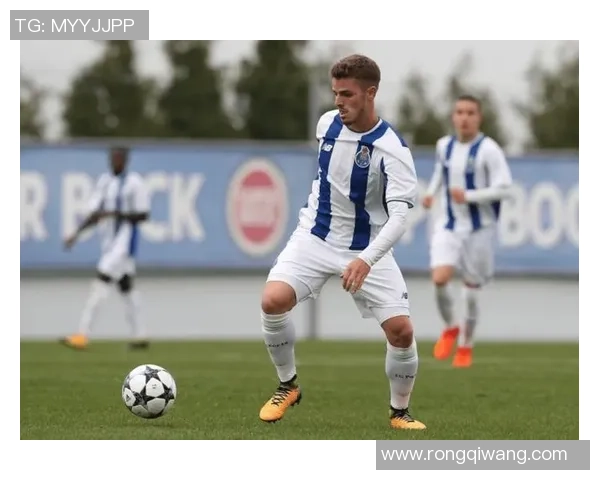 足总杯激战波尔图与国米握手言和精彩瞬间引发全场热烈反响 足总杯激战波尔图与国米握手言和精彩瞬间引发全场热烈反响